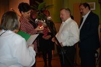 Mieszkańcy składają Pani Dyrektor życzenia, do których dołączyli piękny kwiat i drobny upominek.