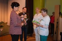 Życzenia Pani Dyrektor złożyli także Pracownicy, przekazując na Jej ręce bukiet kwiatów i kartę.