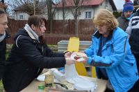 Pani Magdalena także ma apetyt na pieczoną kiełbaskę z chlebkiem z naszego rusztu.