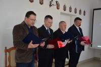 Mieszkańcy, wspólnie z terapeutami, czytają Rozważania Drogi Krzyżowej.