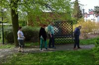 Nasi Mieszkańcy podczas wspólnego spaceru w ogrodzie.