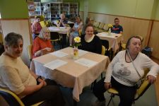 Mieszkańcy naszego Domu podczas spotkania w sali kulturalno-oświatowej.