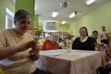 Po projekcji do sali kulturalno-oświatowej wniesione zostały relikwie Świętego Jana Pawła II.