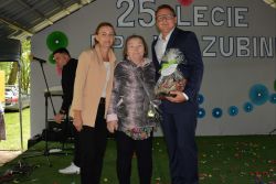 Pani Lidia z Panią Kierownik na pamiątkowym zdjęciu z Dyrektorem DPS w Czubinie.