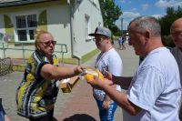 Pan Jerzy za przejście z woreczkiem na głowie otrzymał kolorową koszulkę.