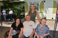 Pani Kierownik i nasi Mieszkańcy na pamiątkowym zdjęciu z imprezy integracyjnej.