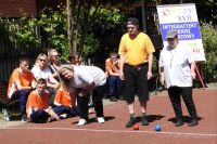 Pani Lucyna i Pani Olga przystępują do ostatniej konkurencji turnieju sportowego.