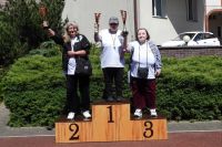 Pani Lucyna, Pani Olga i Pani Lidia na podium z pucharami w dłoniach.