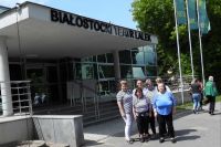 Pamiątkowe zdjęcie naszej grupy przed budynkiem Białostockiego Teatru Lalek.