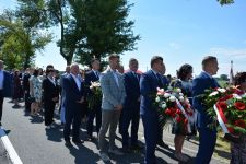 Czterdzieści delegacji za chwilę złoży kwiaty pod krzyżem dla uczczenia pamięci poległych żołnierzy.