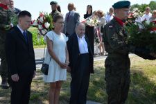 Składamy kwiaty pod krzyżem dla uczczenia pamięci poległych żołnierzy.