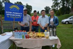 Mieszkańcy naszego Domu, wspólnie z Panią Kierownik, oczekują na przybycie Pielgrzymów.