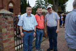 Pan Damian, Pan Maciej i Pan Krzysztof wyszli przed kościół, aby powitać Pielgrzymów.