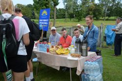 Na terenie nasielskiej Parafii przygotowano stoiska z jedzeniem i piciem dla strudzonych Pielgrzymów.