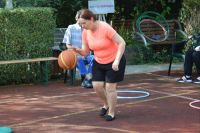 Nasza kolejna zawodniczka przystępuje do zmagań sportowych.