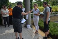 Pan Krzysztof odbiera dyplom i nagrodę za zajęcie pierwszego miejsca w Olimpiadzie Sportowej.