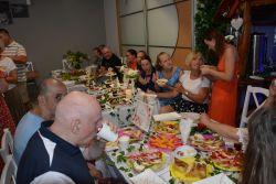 Przedstawiciele zaproszonych Placówek przy stanowiskach z potrawami ze swoich regionów.