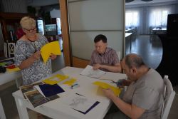 Wykonywanie barwnych kompozycji z kolorowego papieru.