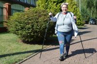 Pani Olga na finiszu wyścigu z kijkami nordic walking.