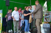 Nasza ekipa odbiera nagrodę za uczestnictwo w konkurencjach sportowych.