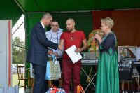 Pan Oskar odbiera dyplom i nagrodę za zajęcie drugiego miejsca w rzutach piłeczką do celu.