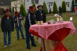 Pan Krzysztof także spróbował swoich sił w rzutach do puszek.