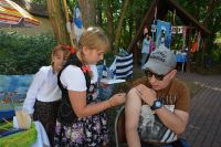 Jako że to piknik z podróżą po naszym kraju, Pan Damian chce mieć na ramieniu flagę Polski.