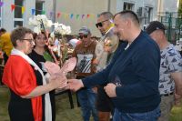 Odbieramy dyplom i nagrodę za uczestnictwo w tegorocznym Pikniku.