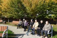 Spacer Mieszkańców do Ogrodu Terapeutycznego w pierwszych dniach jesieni.