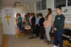 Przed wejściem do kaplicy także zgromadzili się uczestnicy Mszy Świętej.