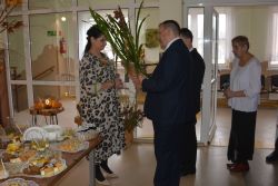 Przedstawiciele Samorządu Mieszkańców składają pracownikom życzenia z okazji ich święta.