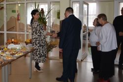 Mieszkańcy przekazali na ręce Pani Dyrektor piękne kwiaty.