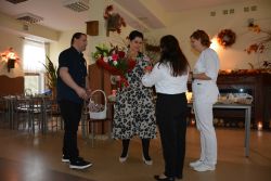 Życzenia Pani Dyrektor złożyli także pracownicy, dołączając do nich bukiet kwiatów.