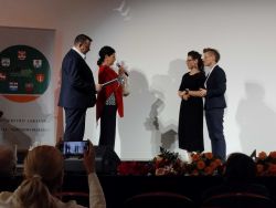 Pani Dyrektor składa gratulacje z okazji jubileuszu fundacji „a KUKU” oraz WTZ w Sercu Kampinosu.