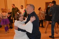Pani Olga i Pan Jerzy tańczą podczas Karnawałowego Balu.