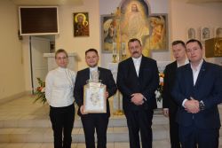 Pamiątkowe zdjęcie z Księdzem Kamilem Kowalskim, organizatorem wydarzenia.