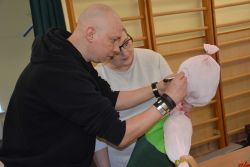 Pan Adam narysował piękną twarz naszej kolorowej Marzannie.