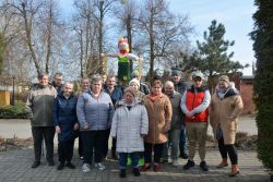 Zdjęcie grupowe z Marzanną przed wyruszeniem na spacer nad rzekę.