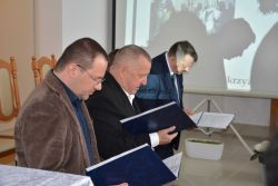 Tekst Rozważań Drogi Krzyżowej uzupełniony został przez zdjęcia poszczególnych stacji Męki Pańskiej.