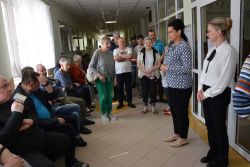 Pani Dyrektor, wspólnie z Panią Kierownik, spotkały się z Mieszkańcami przed naszą stołówką.