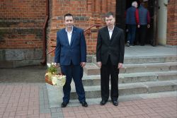 Pan Damian i Pan Maciej przed kościołem parafialnym w Nasielsku.