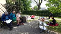 Nasi Mieszkańcy podczas wspólnego pikniku na dziedzińcu naszego Domu.
