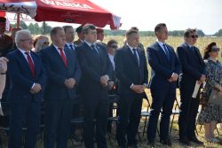 Zdjęcia z przebiegu uroczystości patriotycznej w Popowie Borowym, w której uczestniczyła delegacja naszego Domu.