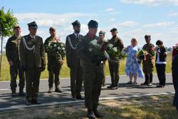 Zdjęcia z przebiegu uroczystości patriotycznej w Popowie Borowym, w której uczestniczyła delegacja naszego Domu.