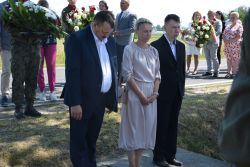 Zdjęcia z przebiegu uroczystości patriotycznej w Popowie Borowym, w której uczestniczyła delegacja naszego Domu.