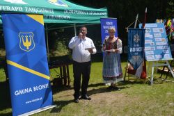 Konferansjerzy zapraszają wszystkich do wspólnej zabawy.