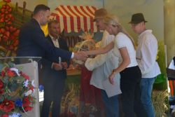 Uroczyste wręczenie dyplomów i upominków Uczestnikom imprezy.