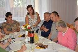 Zdjęcia z zebrania podsumowującego z udziałem Samorządu Mieszkańców, Pani Dyrektor i pracowników.