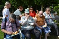 Zdjęcia z naszego pierwszego pikniku w Ogrodzie Terapeutycznym, zorganizowanego latem 2025.
