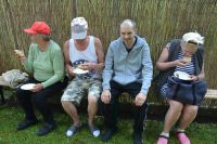 Zdjęcia z naszego pierwszego pikniku w Ogrodzie Terapeutycznym, zorganizowanego latem 2025.